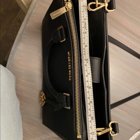 Micheal Kors Cross body - Picture 8 of 9